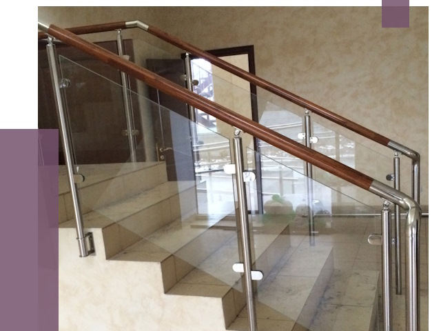 Комбинированные перила из металла и дерева в Чехове