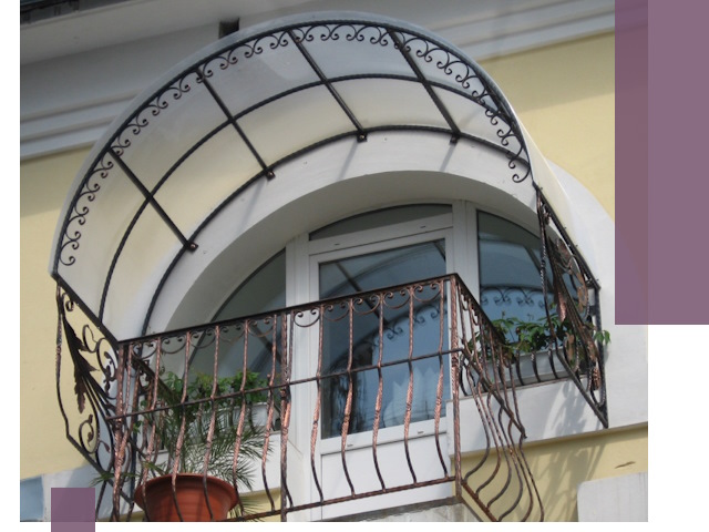 Козырьки над балконом в Чехове — изготовление и монтаж